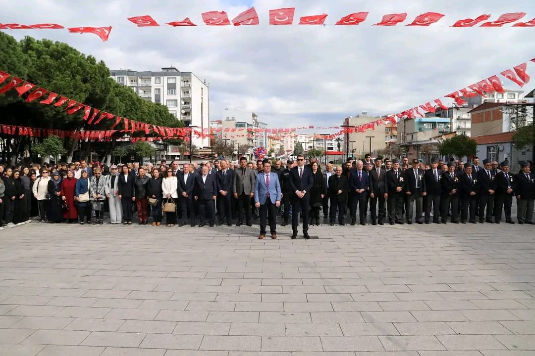 İLÇEMİZDE 18 MART ŞEHİTLERİ ANMA GÜNÜ VE ÇANAKKALE DENİZ ZAFERİNİN 110. YIL DÖNÜMÜ TÖRENLERİ YAPILDI