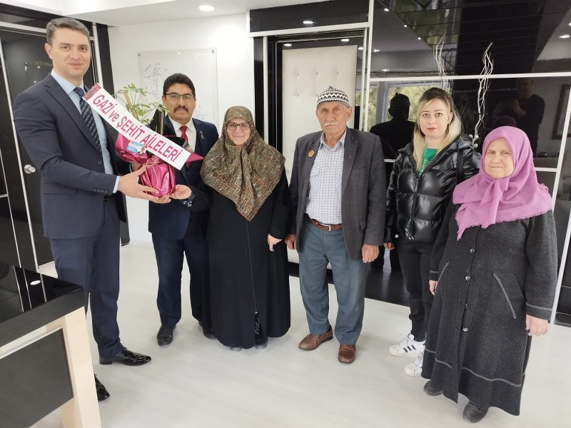 MANİSA ŞEHİT AİLELERİ VE GAZİLER DERNEĞİ BAŞKANI ADNAN KAYA İLE DERNEK ÜYELERİNİN ZİYARETİ